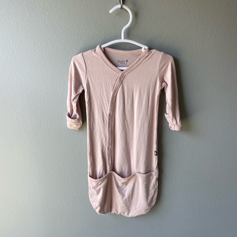 Kyte Baby Bamboo Bundler Gown in Blush Pink with Convertible Mittens